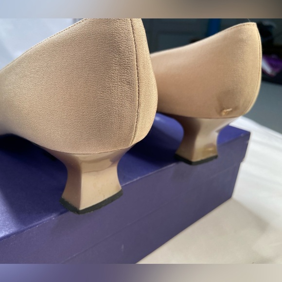 Stuart Weitzman Classic Pumps, Little Bow, Taupe Crepe,‎ patent heel, size 10 - Picture 10 of 10